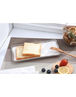 BANDEJA PEQUEÑA RECTANGULAR EN PORCELANA BLANCA CON FILO PLATEADO
